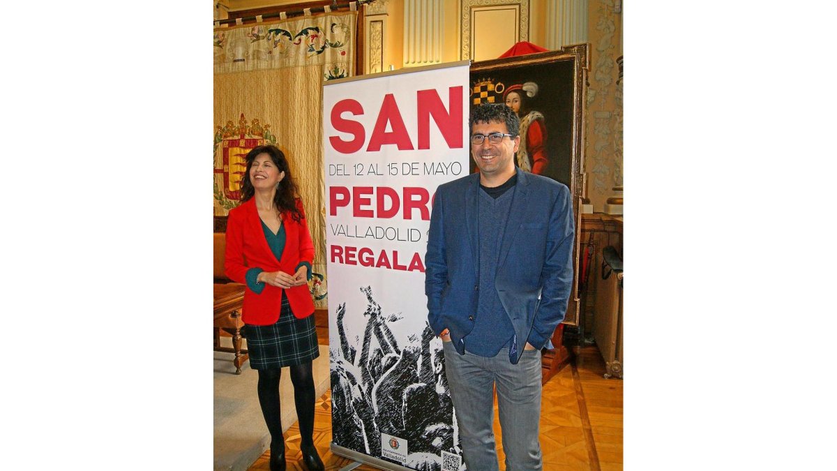 Redondo y Bustos, ante el cartel de San Pedro Regalado.-E. M.
