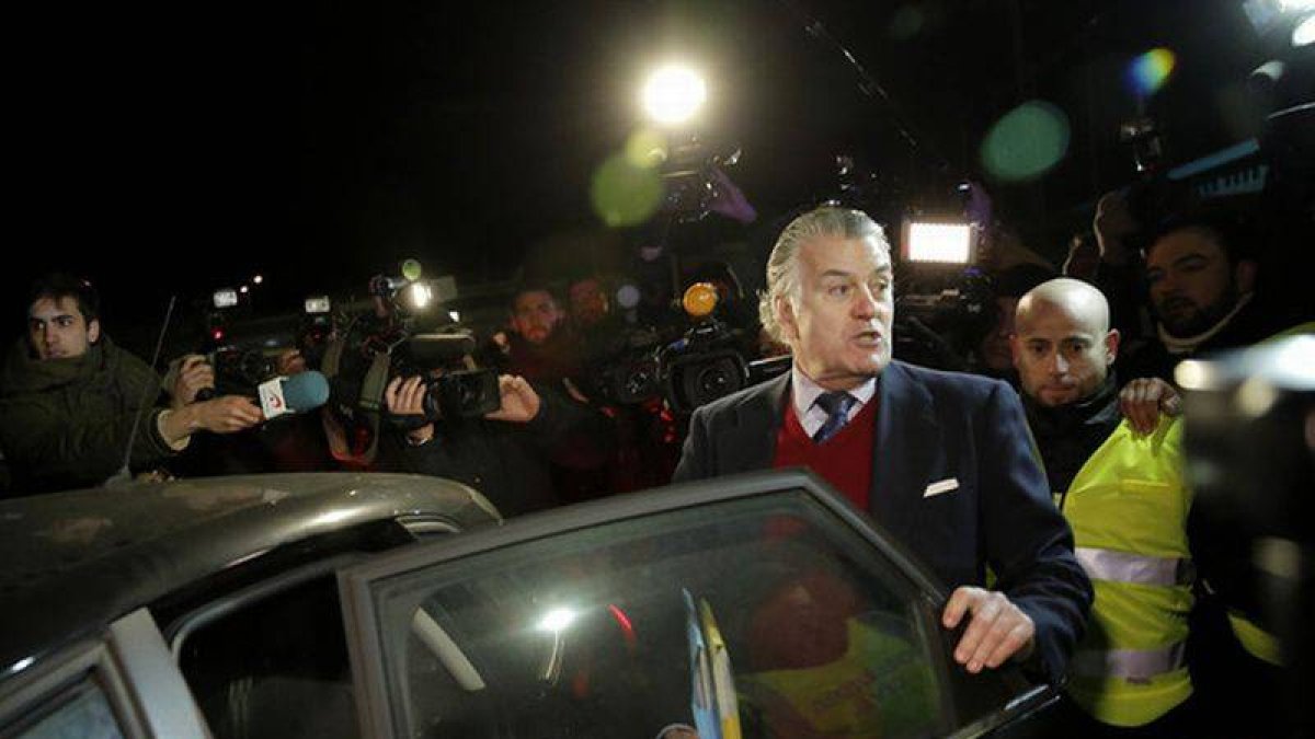 El extesorero del PP Luis Bárcenas, a punto de entrar en el coche a su salida de la cárcel madrileña de Soto del Real, este jueves.-Foto: JOSÉ LUIS ROCA