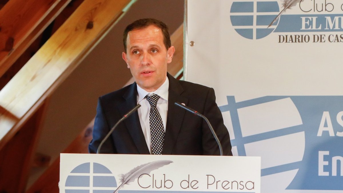 Conrado Íscar en la clausura del Club de Prensa de El Mundo./ J. M. LOSTAU