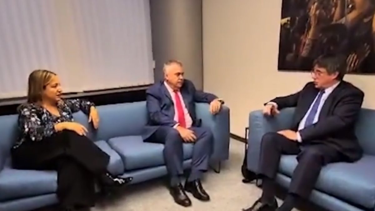 Iratxe García, Santos Cerdán y Carles Puigdemont, en la reunión en Bruselas.- EL MUNDO