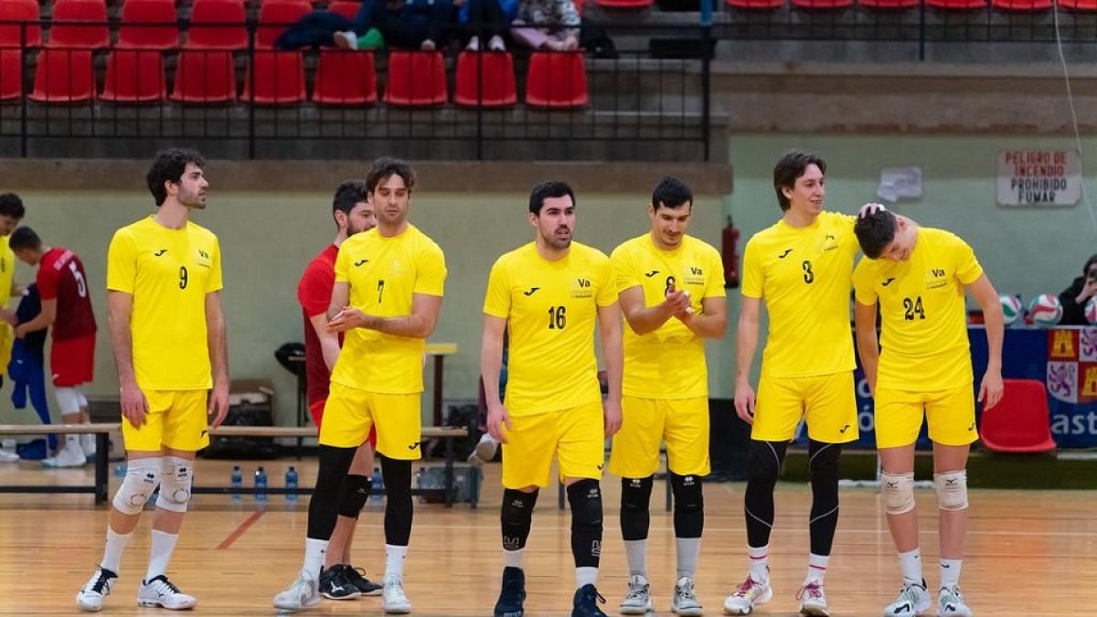 Jugadores del UVa Valladolid Club Voleibol en Fuente de la Mora. / EL MUNDO