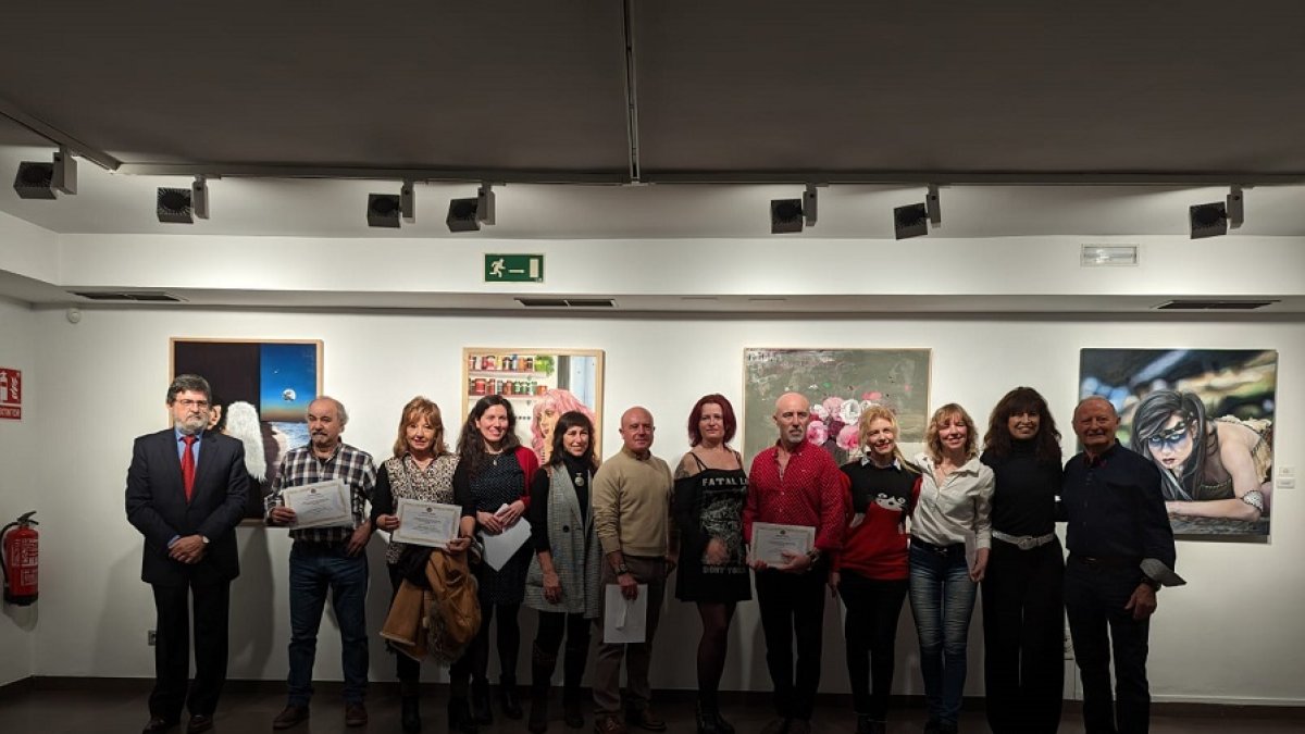Ana Redondo junto a los miembros de la Unión Artística Vallisoletana