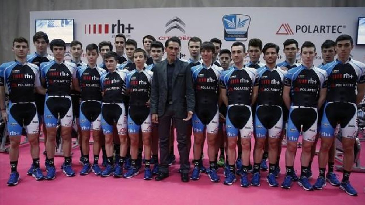 Alberto Contador con sus chicos, en Madrid.-EFE / JUAN CARLOS HIDALGO