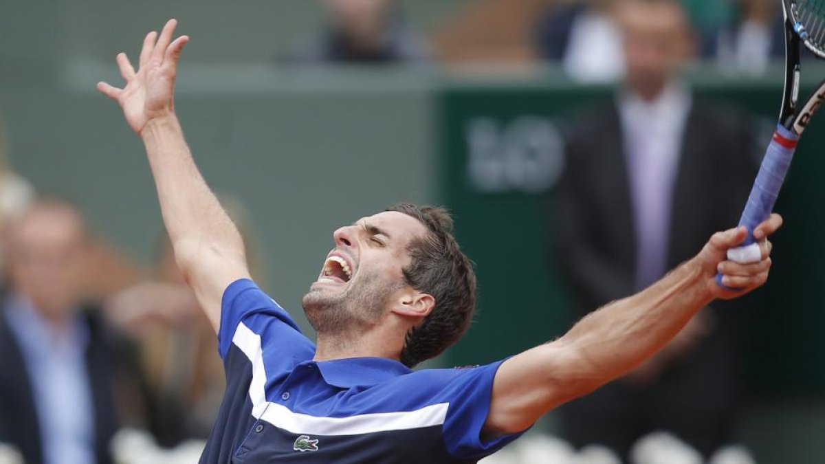 Albert Ramos celebra su victoria ante Milos Raonic en Roland Garros.-AP