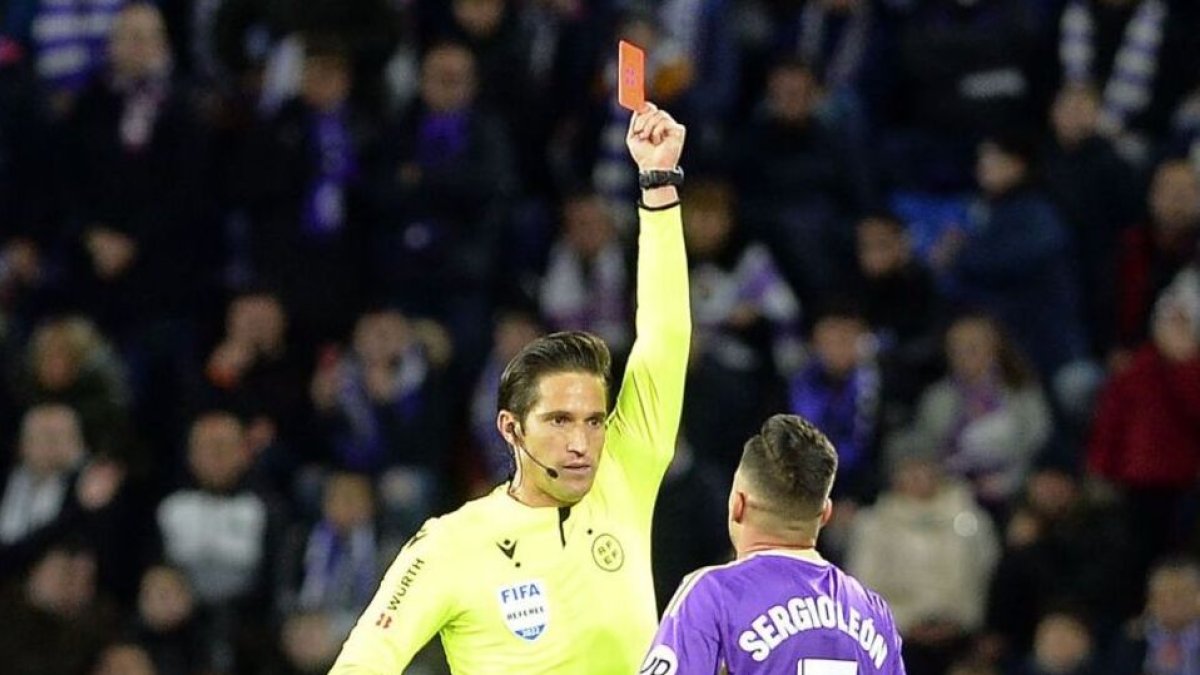Munuera Montero muestra la tarjeta roja a Sergio León. / LA LIGA