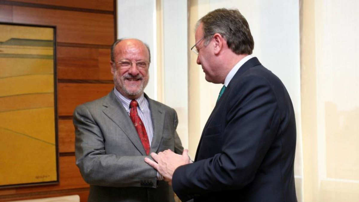 El consejero de Fomento, Antonio Silván, mantiene una reunión con el alcalde de Valladolid, Francisco Javier León de la Riva-Ical