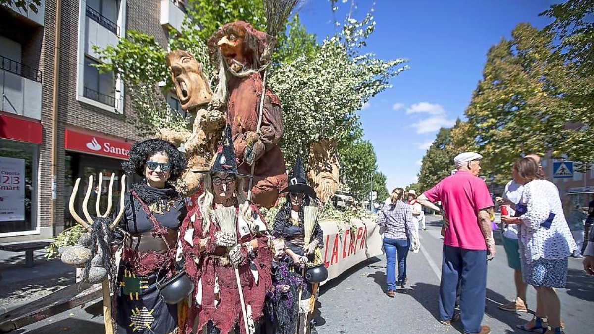 Lod miembros de la peña ‘La Capa’ posan ante su carroza en Laguna de Duero.-EL MUNDO