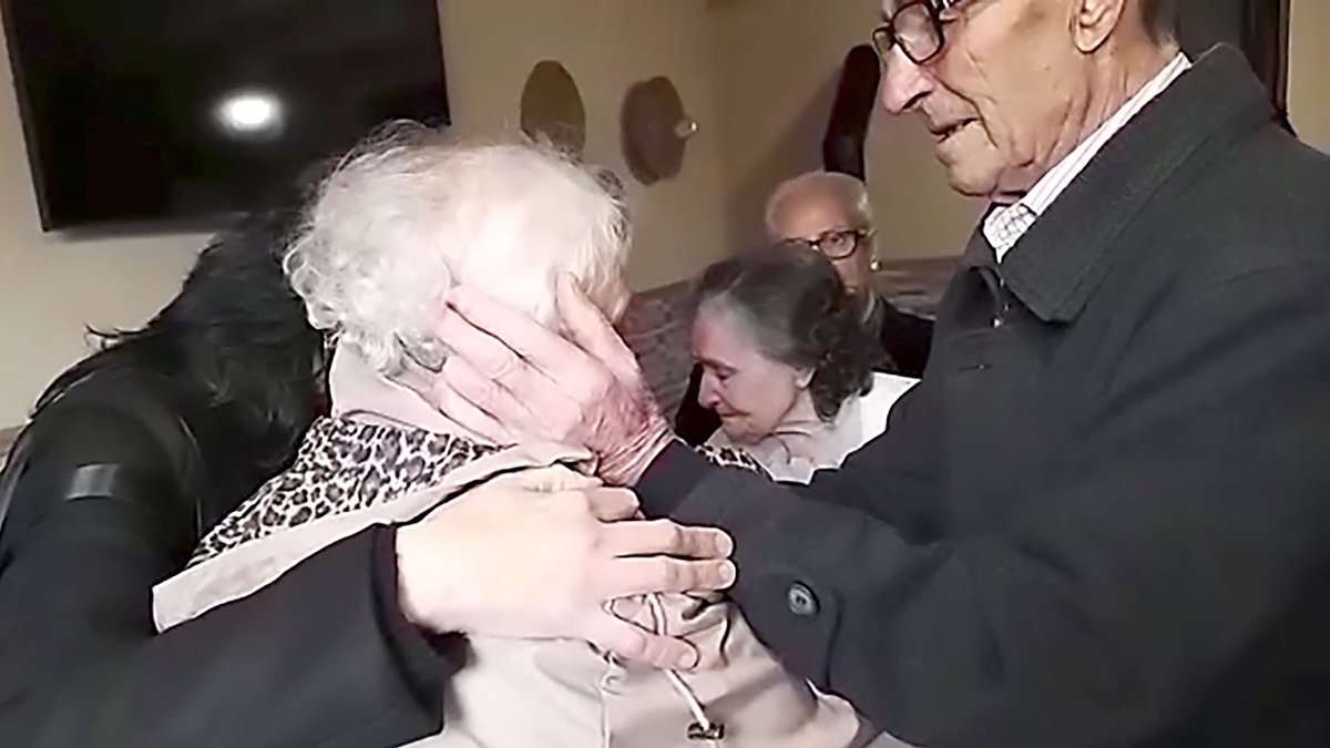 Vicenta conoce a sus hermanos de Bobadilla a los 89 años. E.M