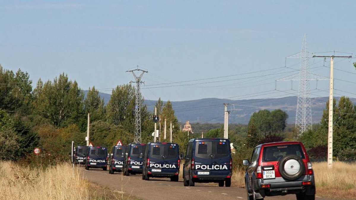 Un convoy con una decena de vehículos de la Policía Nacional sale de Astorga con un amplio equipo de efectivos hacia Castrillo de los Polvazares-ICAL