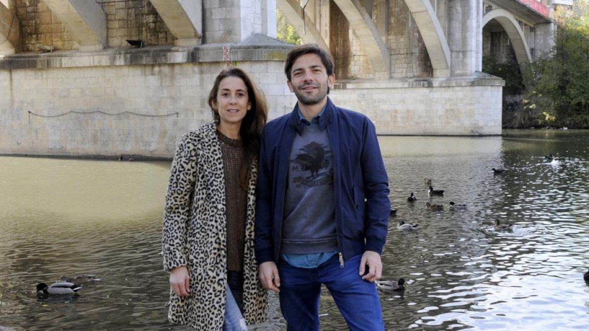 María Polanco y Francisco Cantero en la orilla del río Pisuerga a su paso por la capital vallisoletana.-PHOTOGENIC