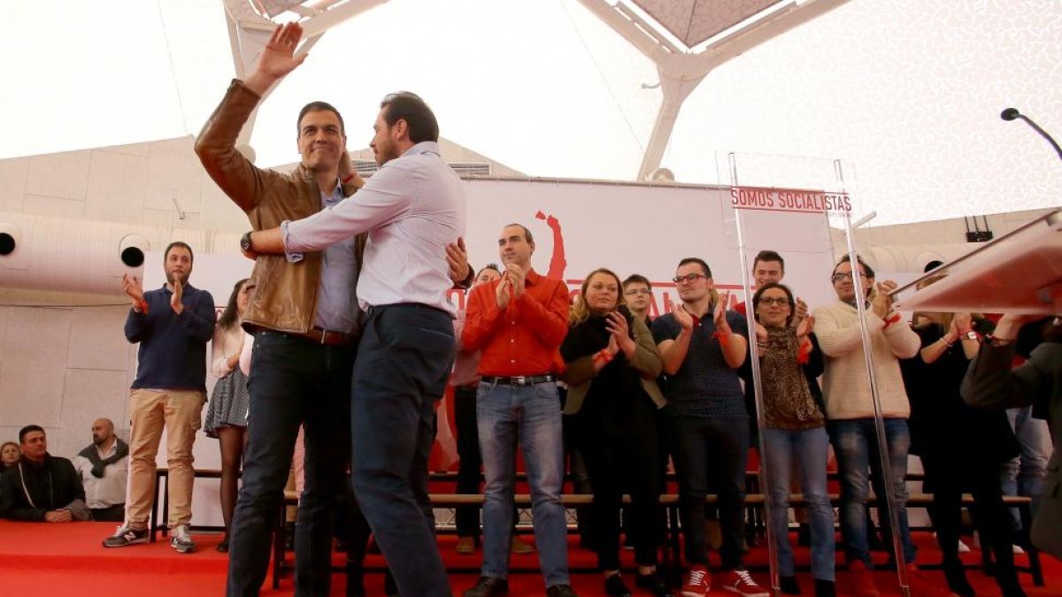 El alcalde Óscar Puente junto a Pedro Sánchez, en un acto público celebrado en Valladolid-ICAL