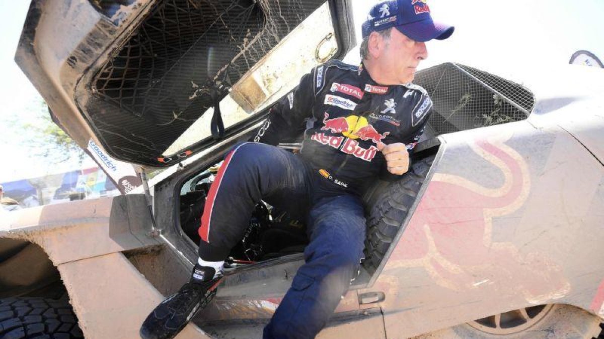 Carlos Sainz ha abandonado el Dakar.-AFP / FRANCK FIFE