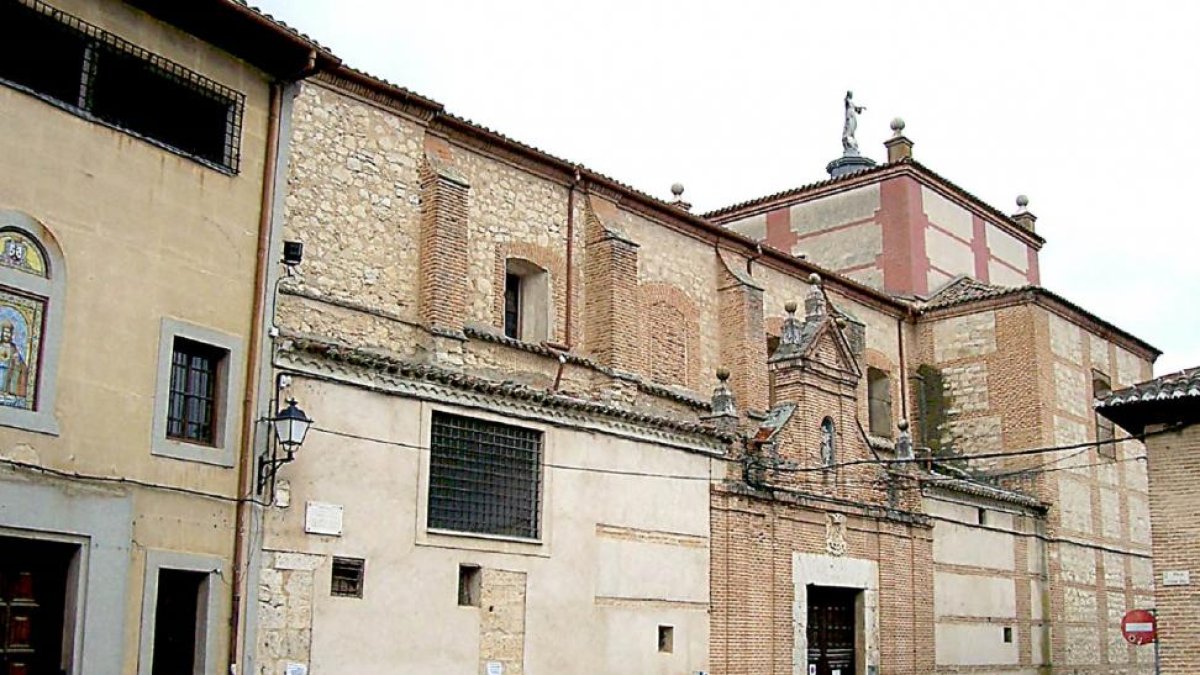 Fachada de la iglesia de Cristo Rey, más conocida en la localidad como del convento del Carmelo, en Tordesillas.-EL MUNDO