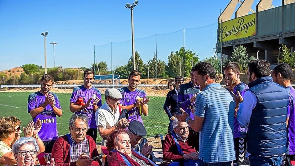 Los jugadores del Valladolid aplauden a los participantes en el proyecto Reminiscencia.-ANDRÉS DOMINGO