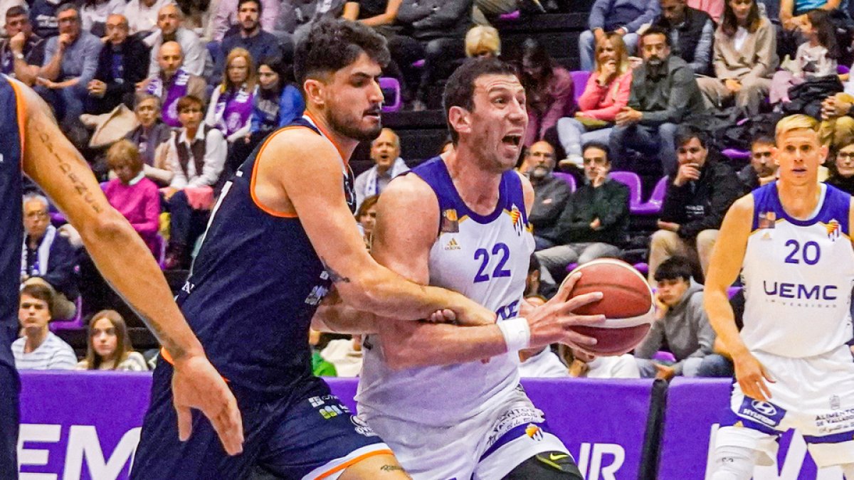 De la Fuente penetra ante Martí, jugador de Oviedo. / RVB