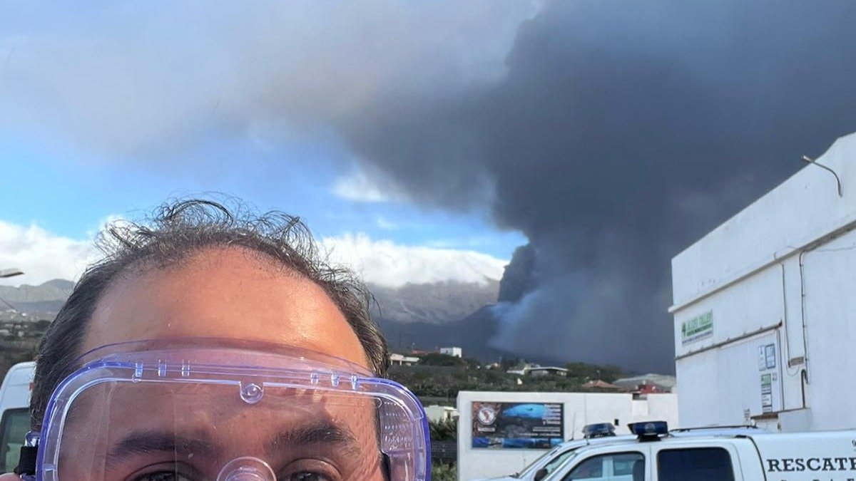 El voluntario salmantino Alejandro Rodríguez muestra la niebla volcánica tras la erupción en La Palma . FOTO CEDIDA POR CRUZ ROJA