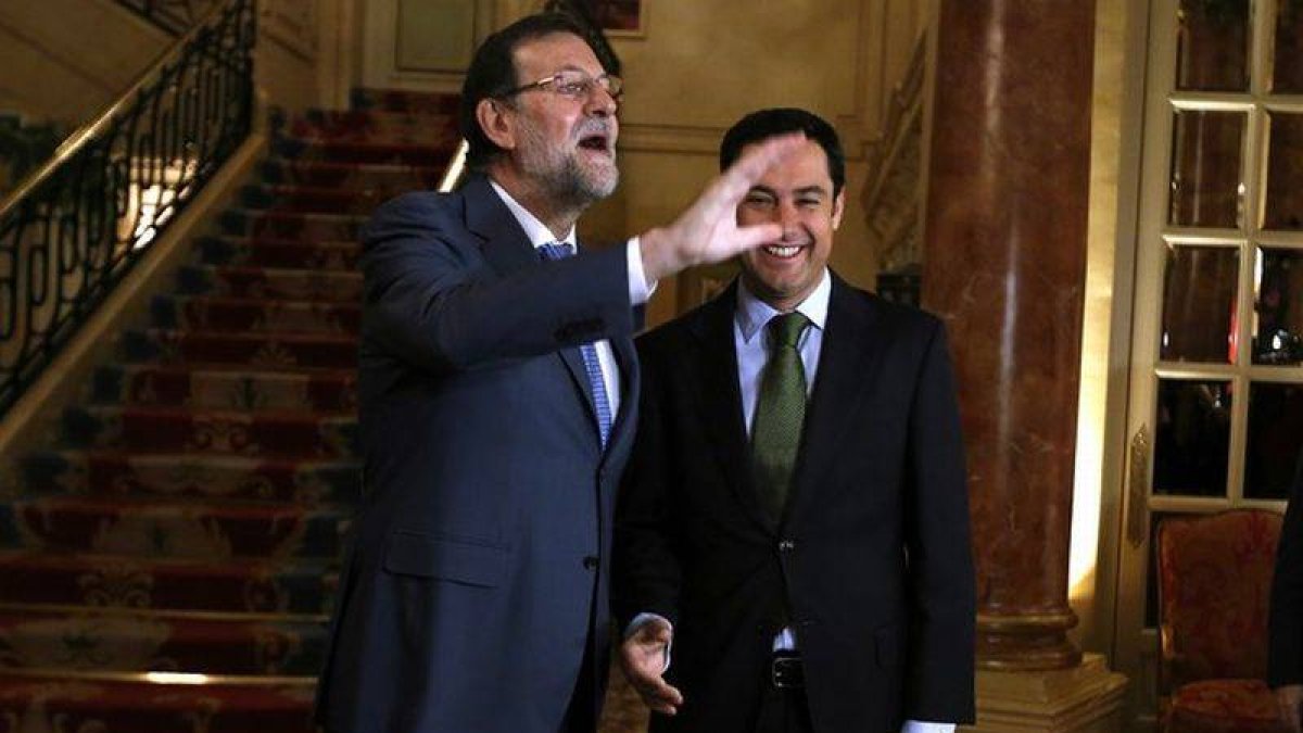 Rajoy, durante la presentación del presidente del PP andaluz, Juan Manuel Moreno, en los desayunos del Foro Nueva Economía, este miércoles.-Foto: DAVID CASTRO