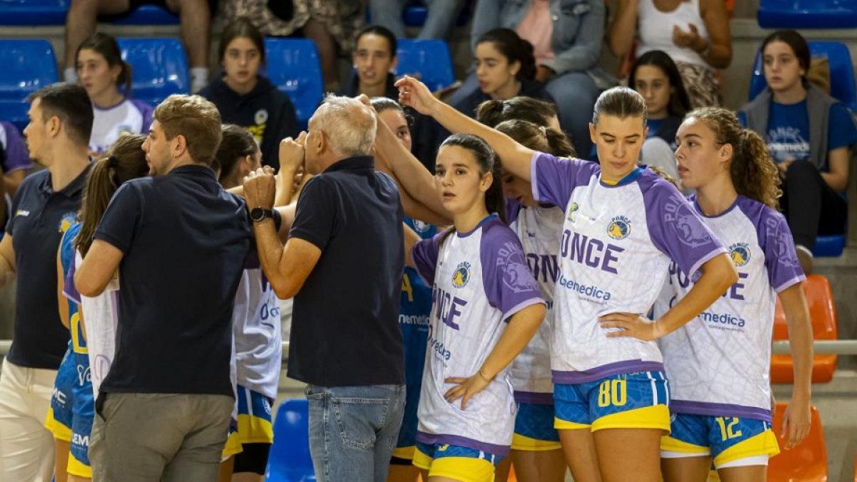 Imagen de un tiempo muerto de Ponce, el equipo femenino de baloncesto de mayor rango de Valladolid. / PHOTOGENIC