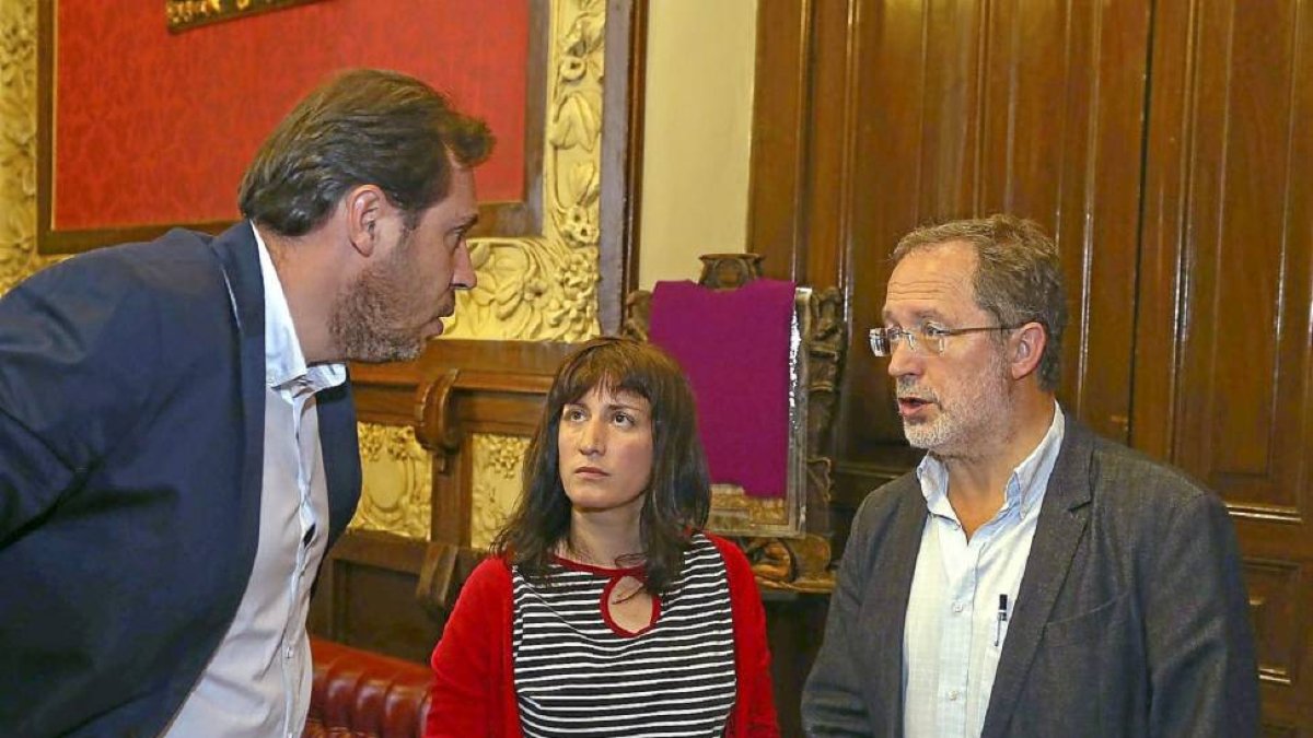 Óscar Puente, María Sánchez y Manuel Saravia, en una reunión reciente.-ICAL