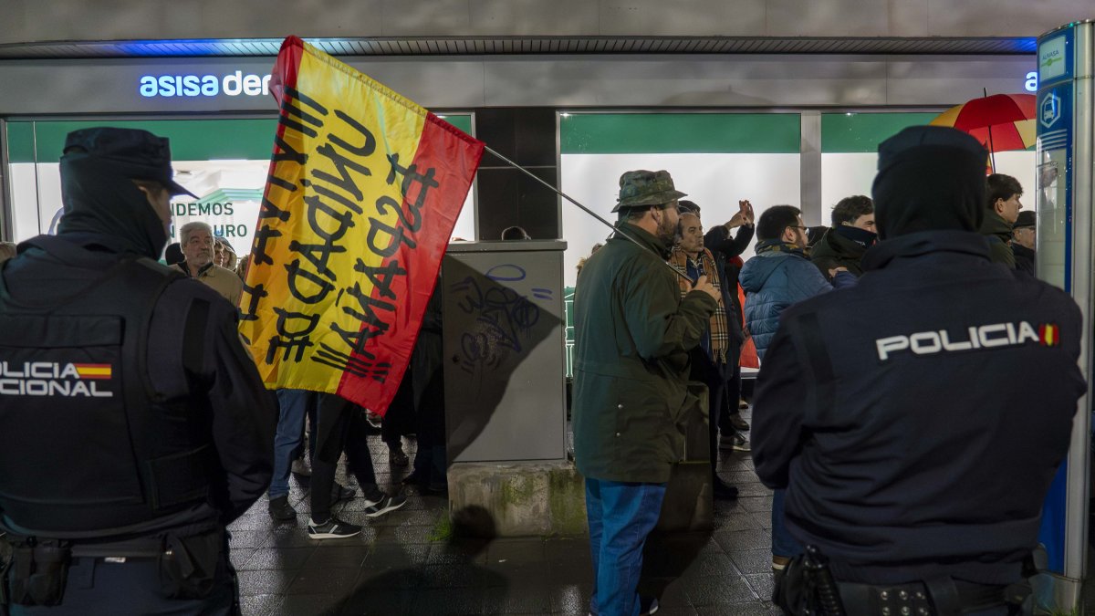 García-Gallardo encabeza la manifestación frente a la sede del PSOE de Valladolid.- ICAL