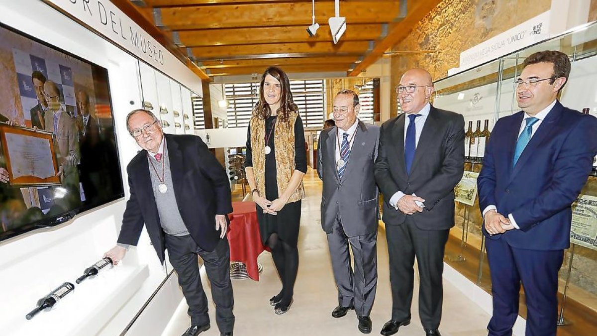 José Luis Bonet coloca una botella con su nombre en una ménsula –como manda la tradición de los Alcaides del Museo del Vino–, junto a Ruth Beitia, José Luis Sanz y Jesús Julio Carnero.-J.M. LOSTAU