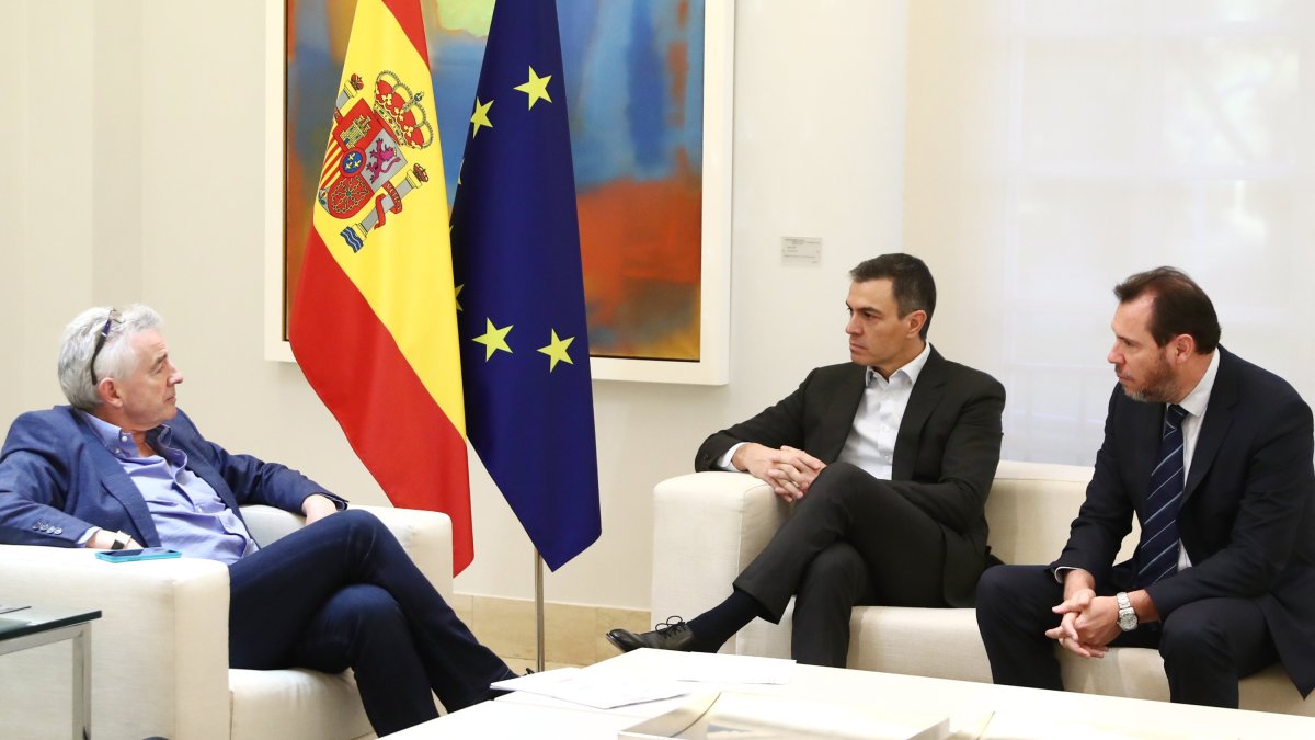Michael O'Leary, Pedro Sánchez y Óscar Puente, en la reunión de Moncloa el 12 de enero.-E. M.