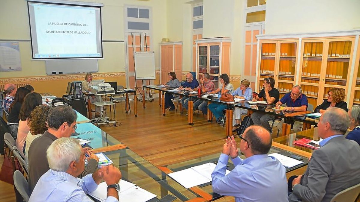 Enríquez, segundo izquierda, Vélez y Gato, a la derecha, en la reunión del consejo de la Agena Local 21.-E. M.