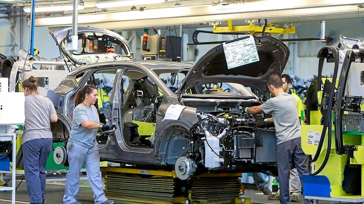 Trabajadores en la planta de carrocerías de Renault en Valladolid. E.M.