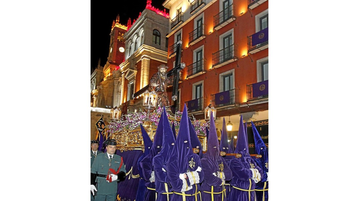 Procesión del Vía Crucis, en la noche del pasado Miércoles Santo.-J. M. LOSTAU