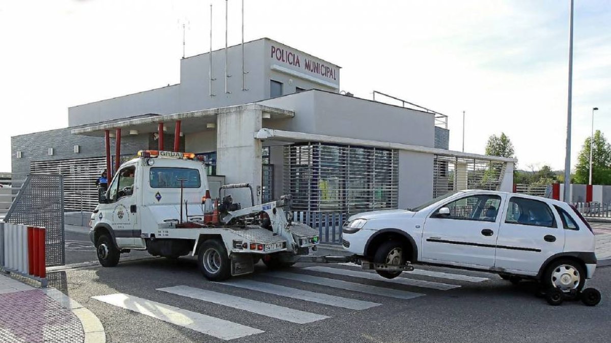 Una grúa en el depósito municipal de Valladolid. -E.M