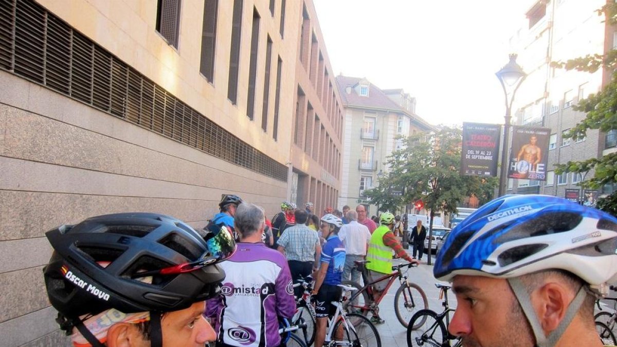 Varios ciclistas se manifiestan a la puerta de los juzgados.-EUROPA PRESS