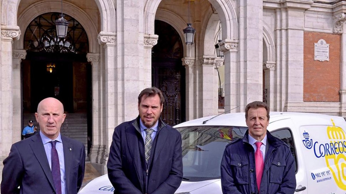 Ricardo Yuji, de Renault España Comercial; Óscar Puente y el director de Operaciones de Correos, Magín Blanco, con el nuevo furgón eléctrico.-EL MUNDO