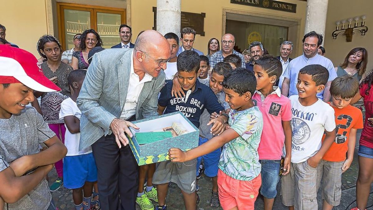 El presidente de la Diputación, Jesús Julio Carnero, junto a los niños saharauis de acogida-MIGUEL ÁNGEL SANTOS