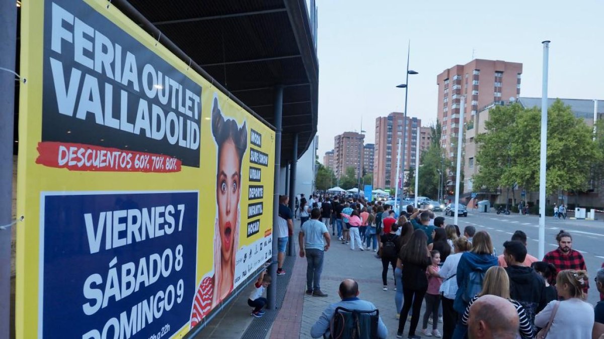 Largas colas en la Feria Outlet de Valladolid. - PHOTOGENIC