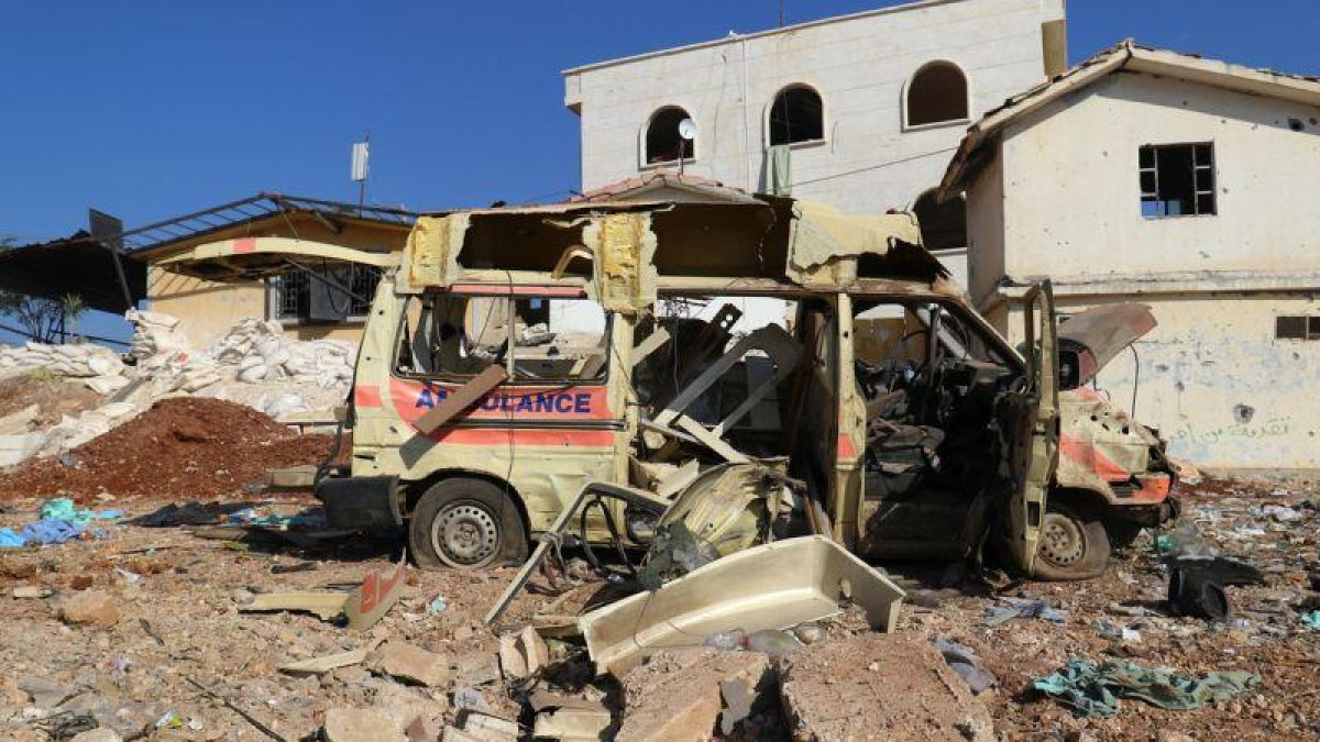 Una ambulancia dañada tras un aque sirio cerca de Alepo.-AMMAR ABDULLAH / REUTERS