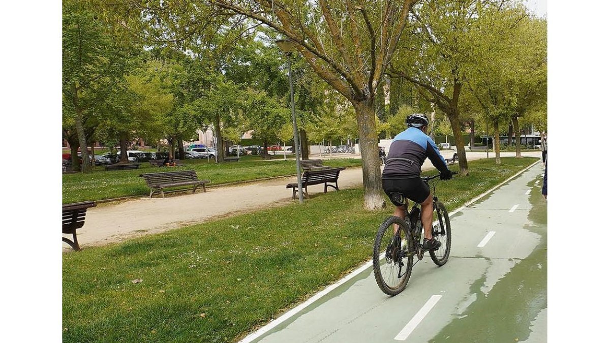 Tramo de carril bici en Parquesol por el parque de Los Almendros.-E. M.