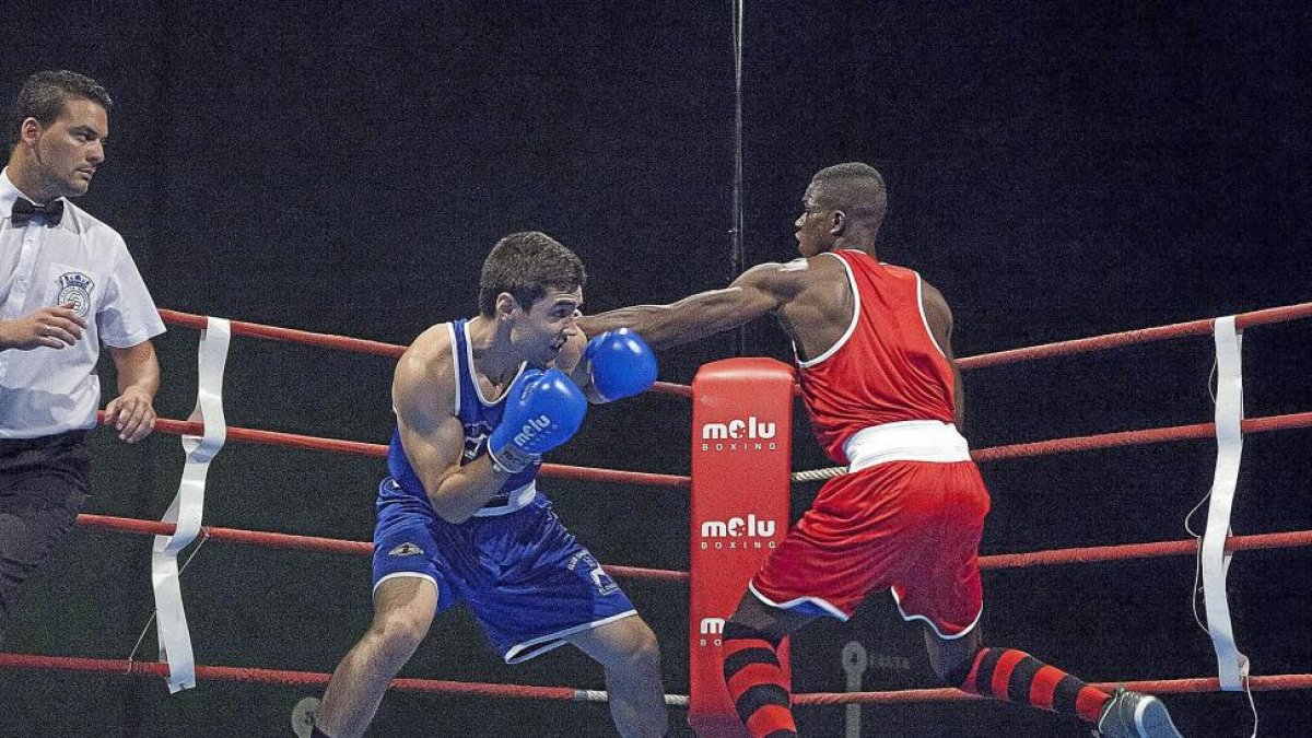 Imagen de Miguel Cuadrado (azul) en uno de sus combates-EL MUNDO