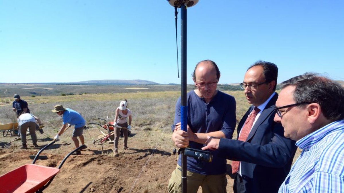 Manuel López Represa y Alfredo Jimeno, junto a uno de los arqueólogos en la manzan a donde se está excavando.-ÁLVARO MARTÍNEZ