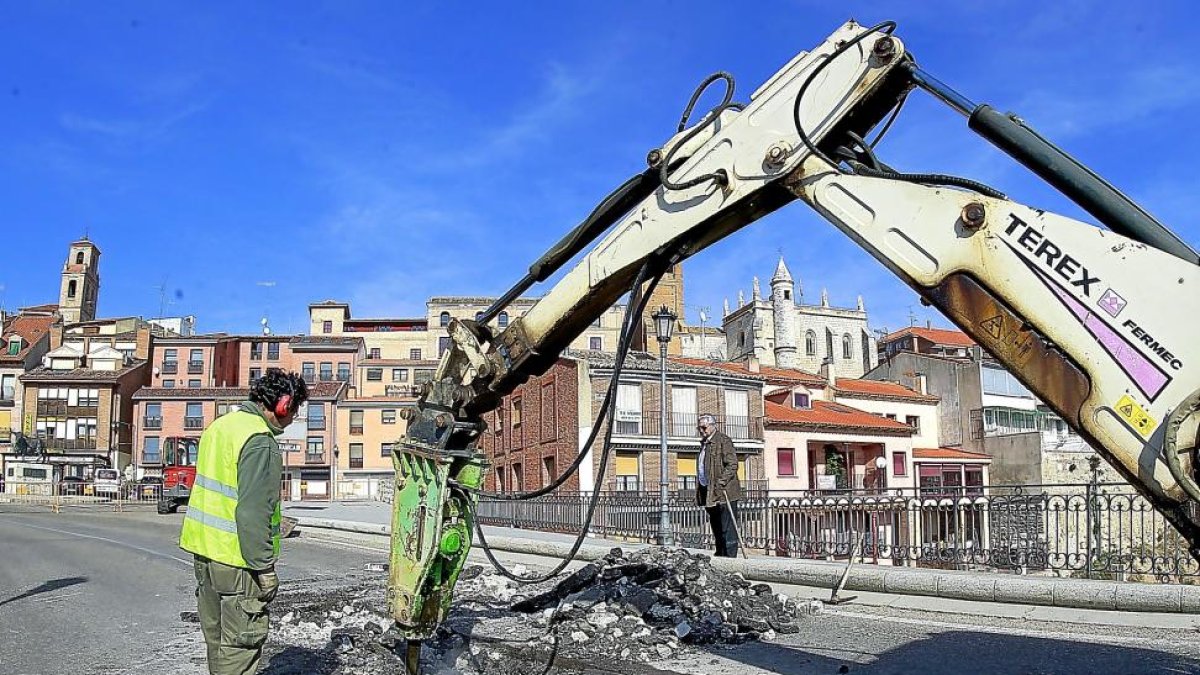 Algunas obras presupuestadas en 2016 se ejecutarán este año, o podrían sustituirse, por causa de imprevistos. Es el caso del saneamiento del puente de Tordesillas, con un presupuesto de 96.000€. Se suspendió en noviembre y hay que cambiar el proyecto.-J.M.LOSTAU