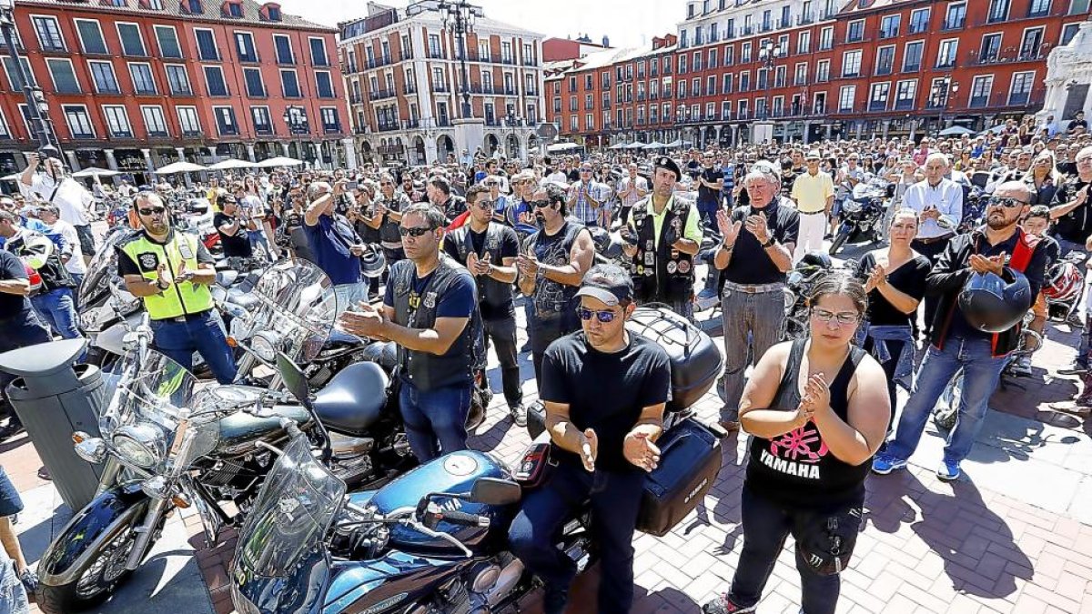 Motoristas congregados en la Plaza Mayor de Valladolid rinden homenaje al fallecido Ángel Nieto.-J.M. LOSTAU