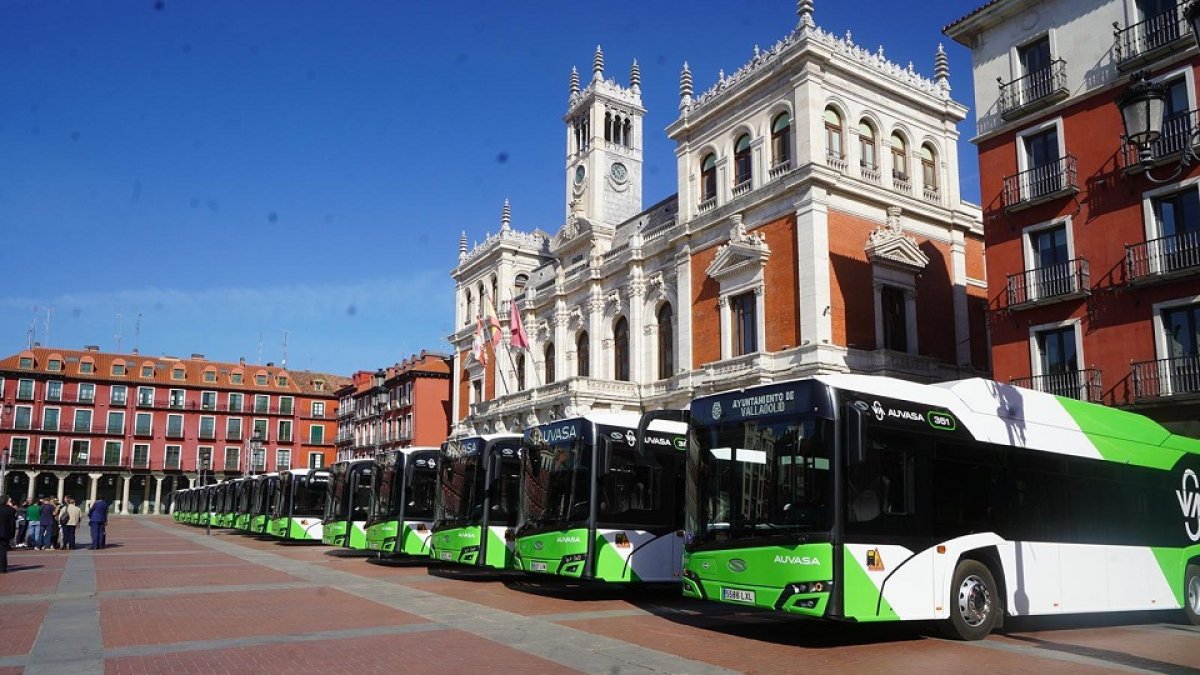 Presentación de los nuevos autobuses de Auvasa en la Plaza Mayor de Valladolid. -E. M.
