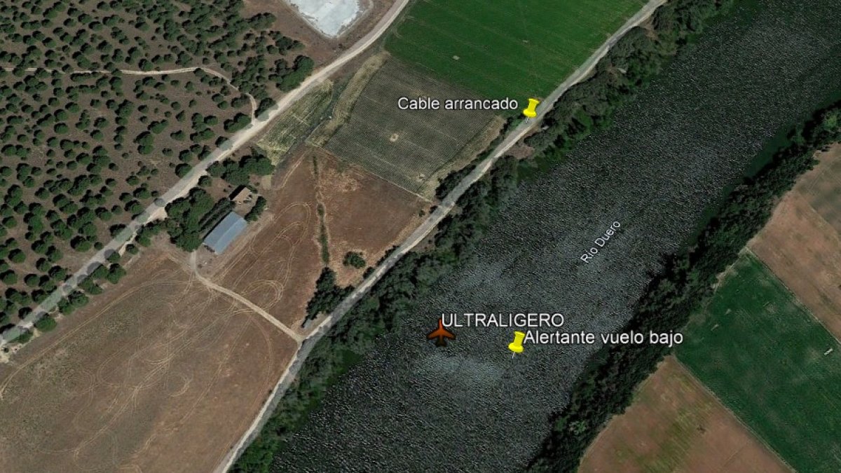 Vista de satélite que muestra el lugar donde aparecieron los restos del ultraligero y el puntos donde apareció un cable arrancado.- E. M.