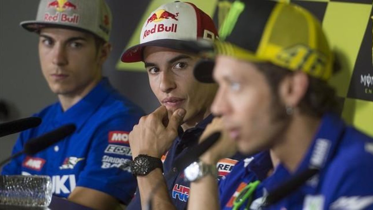 Rossi (en primer término) y Márquez, en una reciente rueda de prensa.-JORDI COTRINA