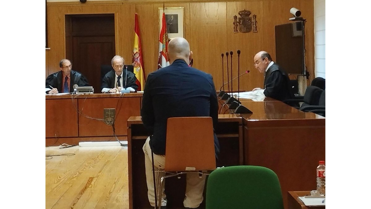 El pedófilo ya condenado da su conformidad a una condena de dos años de cárcel durante la vista celebrada este martes en la Audiencia de Valladolid. - EUROPA PRESS