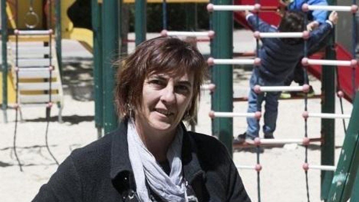 La vallisoletana Nuria Moreno, madre adoptiva de dos menores nacidos en España, en un parque de la ciudad al que acude con sus pequeños.-PABLO REQUEJO (PHOTOGENIC)
