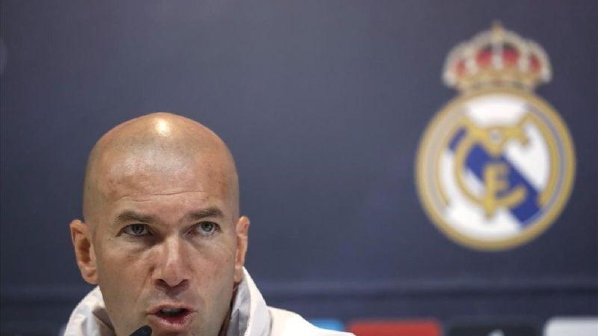 Zinedine Zidane, durante la rueda de prensa de este sábado en la ciudad deportiva de Valdebebas.-EFE / EMILIO NARANJO