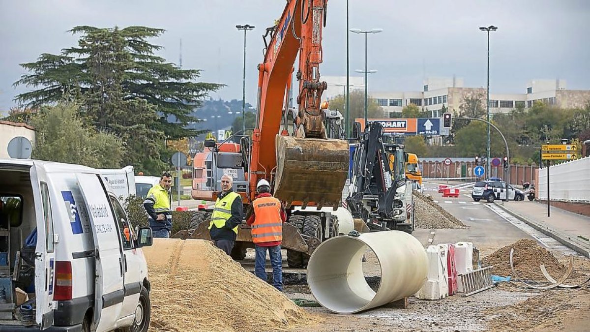 Operarios de Aguas de Valladolid trabajaban ayer a mediodía en reparar la rotura del anillo mil en la avenida de Zamora.-PABLO REQUEJO (PHOTOGENIC)