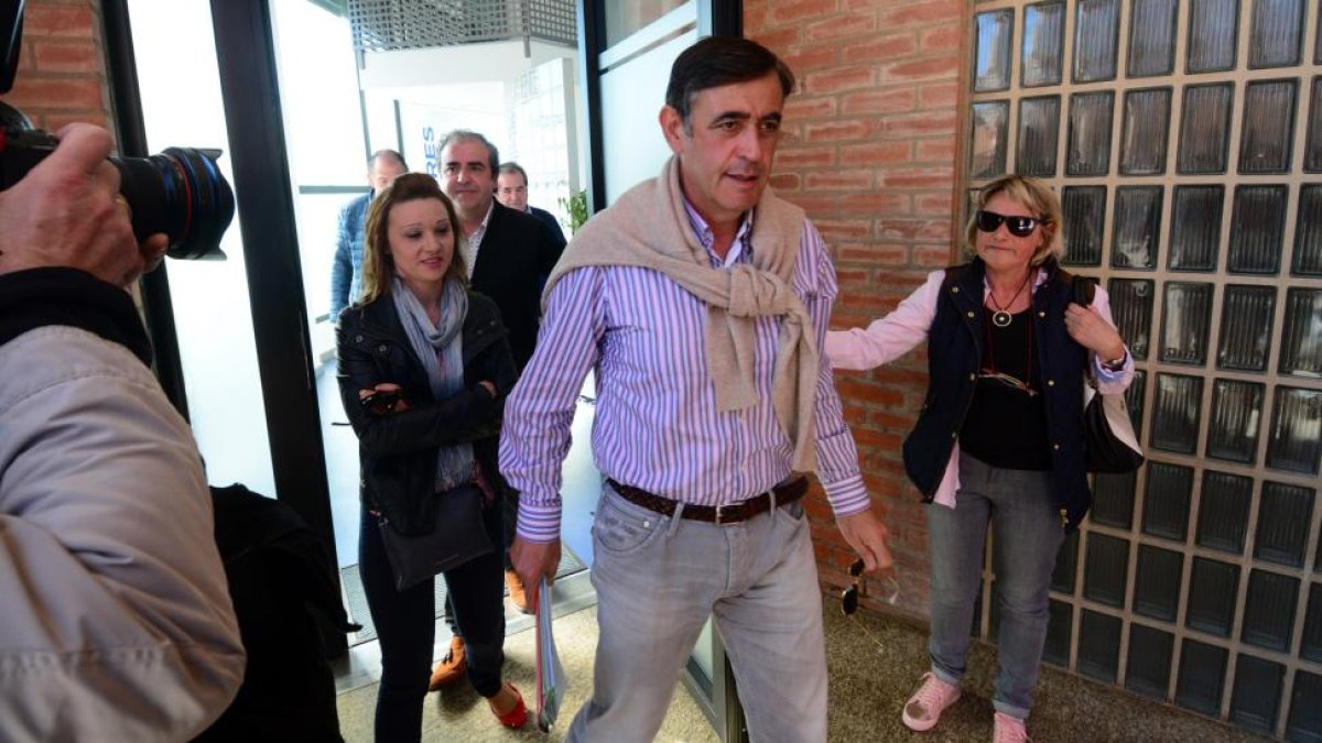 Antonio Pardo saliendo de la sede del PP junto a Mariví Hernández Candeal (con gafas de sol), Nuria Caballero y Juan Maria Castellano.-ÁLVARO MARTÍNEZ