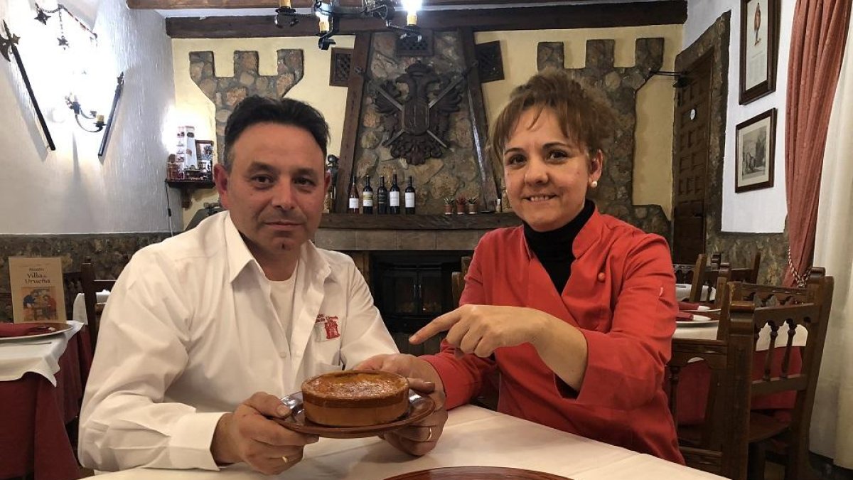 Luis Vallecillo y Olga Fernández con un plato de sopas de pan recocidas y unas carrileras en salsa-E. M.
