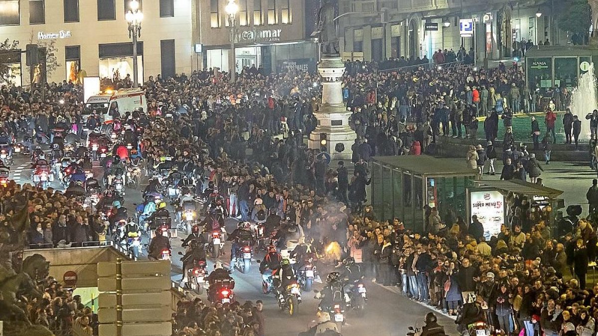 Valladolid salió a la calle para presenciar el desfile de las antorchas.-P. REQUEJO